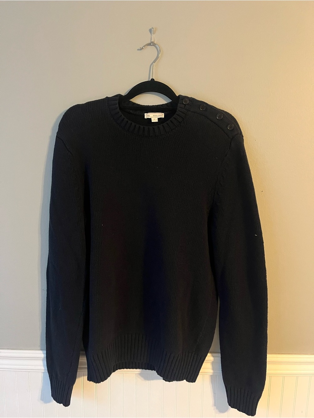 GAP Men's Crewneck Sweater with Shoulder Button Detail